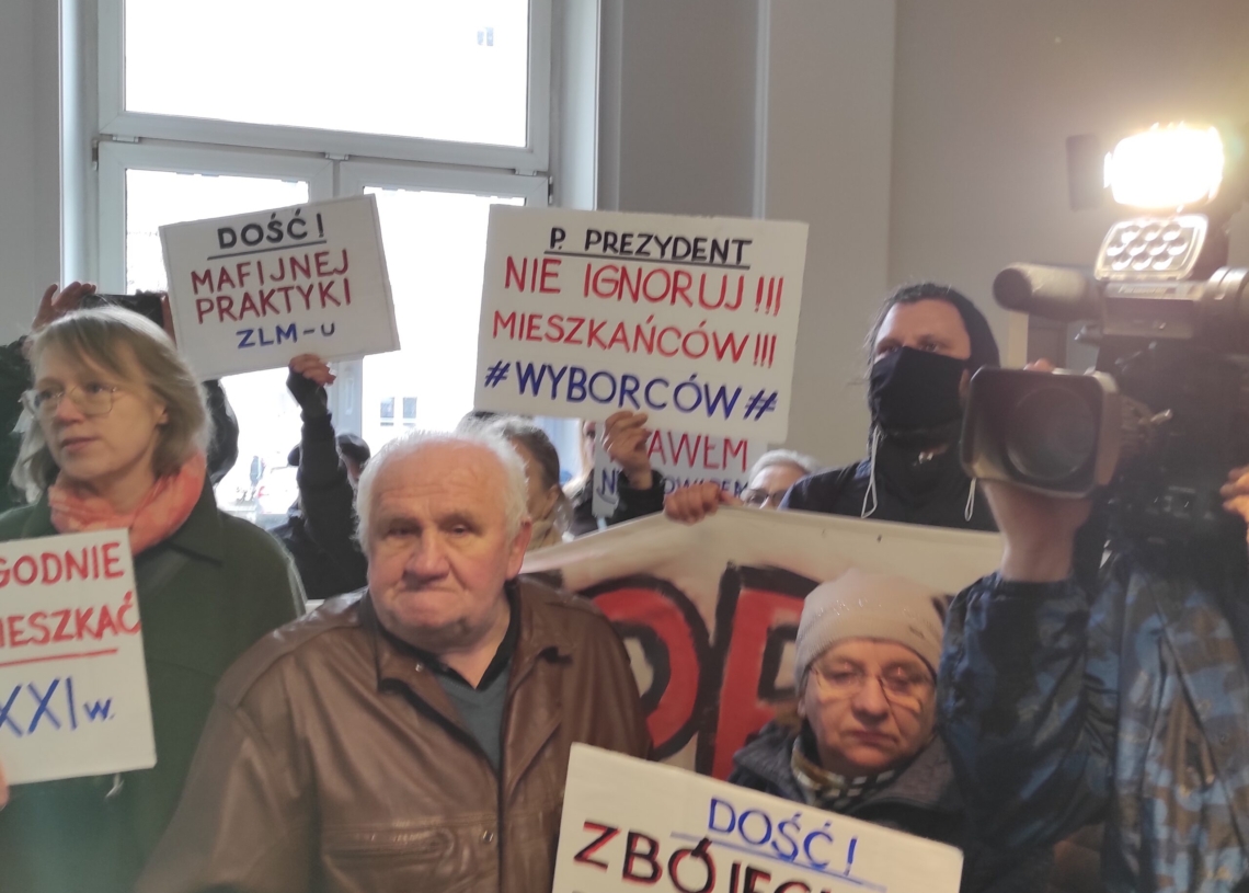 Kilkudziesięciu mieszkańców lokali komunalnych protestowało przed łódzkim magistratem [ZDJĘCIA]