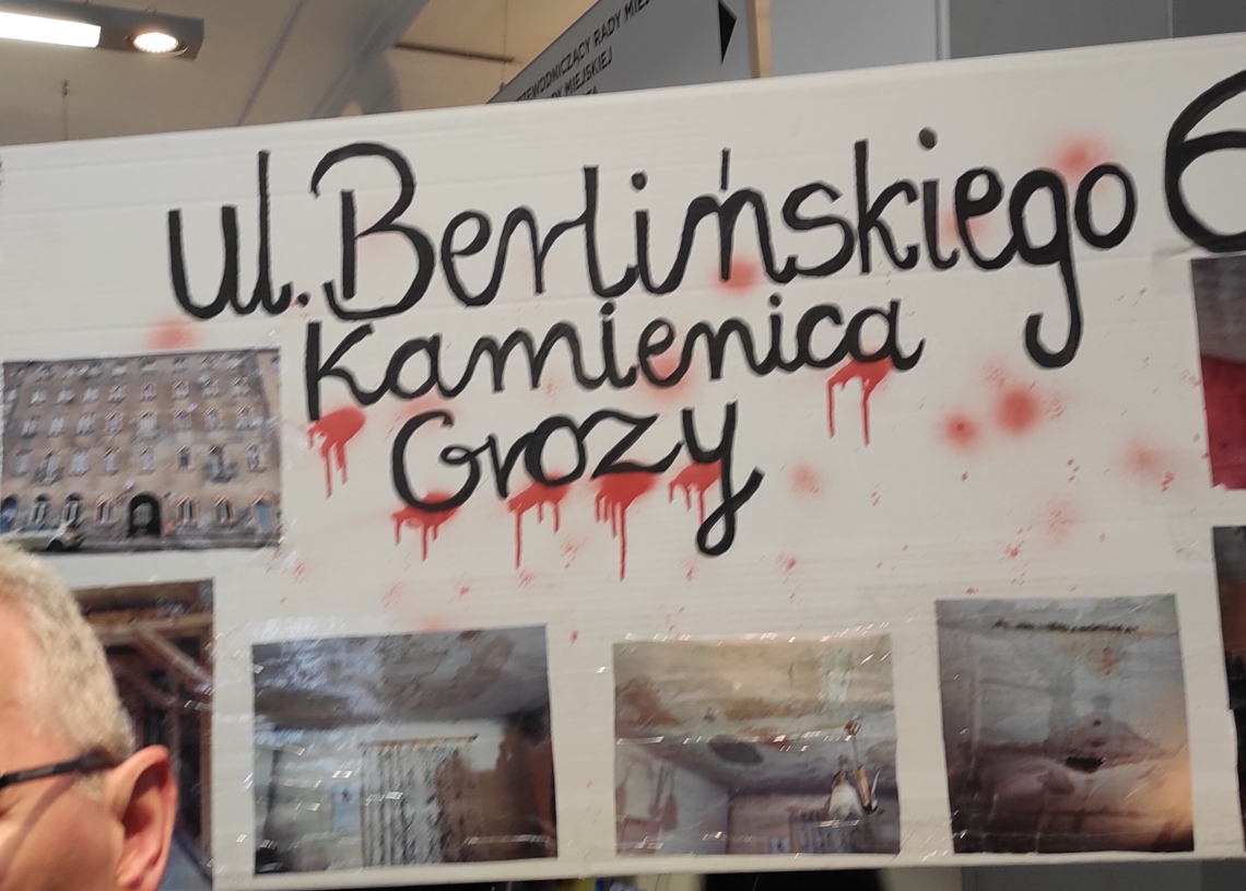 Kilkudziesięciu mieszkańców lokali komunalnych protestowało przed łódzkim magistratem [ZDJĘCIA]