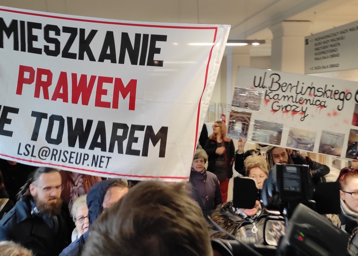 Kilkudziesięciu mieszkańców lokali komunalnych protestowało przed łódzkim magistratem [ZDJĘCIA]