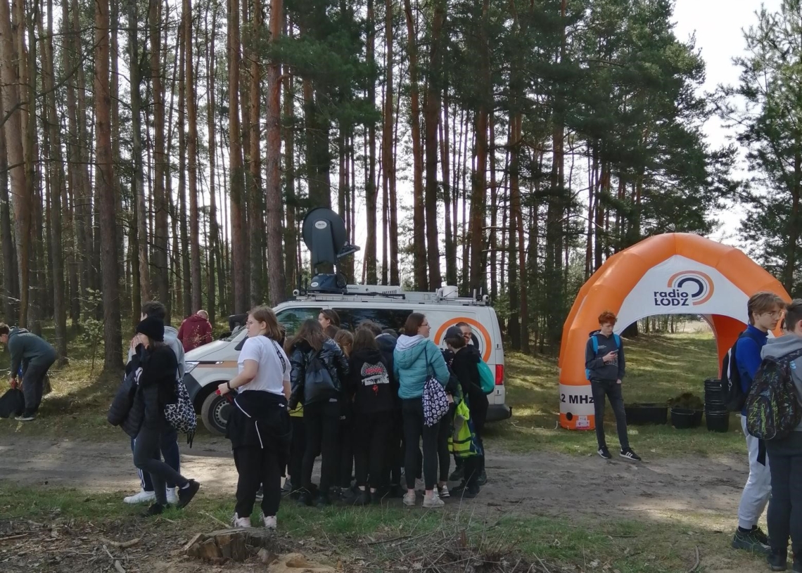 Uczniowie szkół z Kleszczowa i Bełchatowa sadzili drzewa w Klukach. To jedna z odsłon akcji „Lasy Pełne Energii” [ZDJĘCIA]