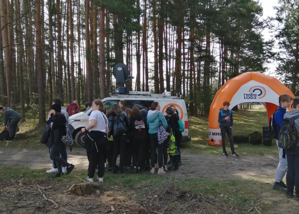 Uczniowie szkół z Kleszczowa i Bełchatowa sadzili drzewa w Klukach. To jedna z odsłon akcji „Lasy Pełne Energii” [ZDJĘCIA]