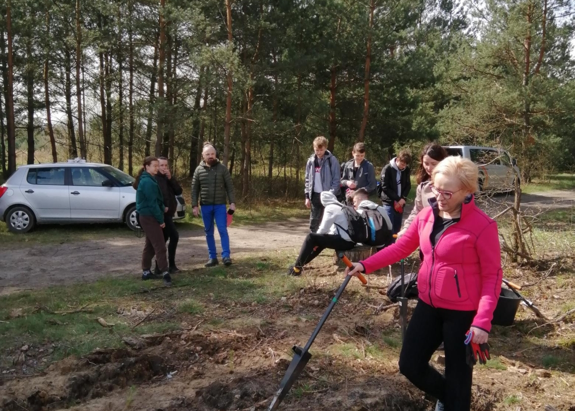 Uczniowie szkół z Kleszczowa i Bełchatowa sadzili drzewa w Klukach. To jedna z odsłon akcji „Lasy Pełne Energii” [ZDJĘCIA]