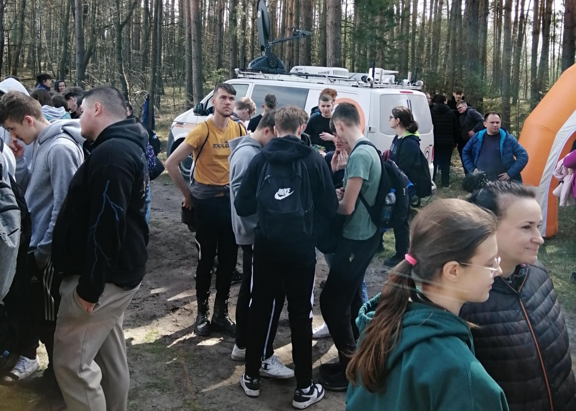 Uczniowie szkół z Kleszczowa i Bełchatowa sadzili drzewa w Klukach. To jedna z odsłon akcji „Lasy Pełne Energii” [ZDJĘCIA]