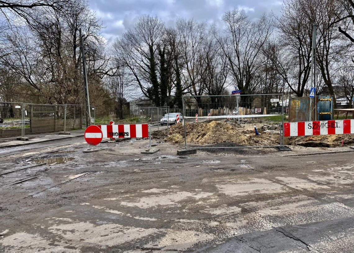 Modernizacja Cmentarnej. Kierowcom coraz trudniej się po niej przemieszczać [ZDJĘCIA]