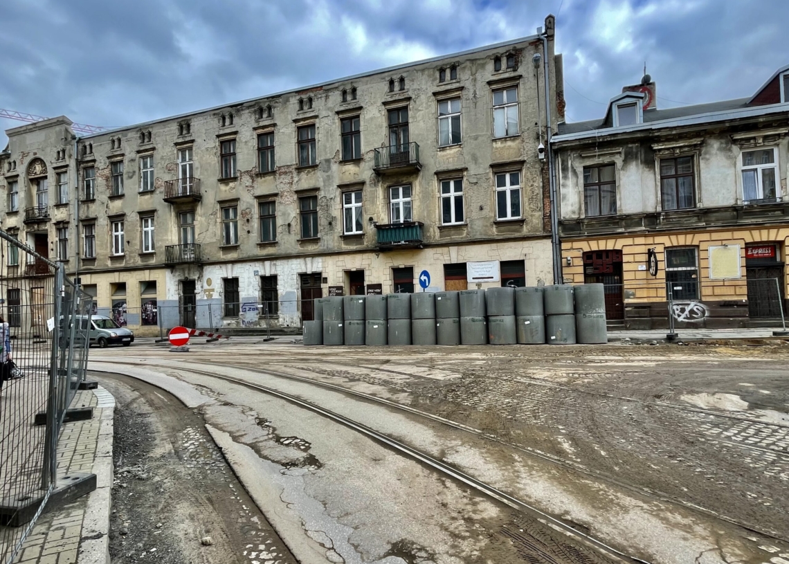 Modernizacja Cmentarnej. Kierowcom coraz trudniej się po niej przemieszczać [ZDJĘCIA]