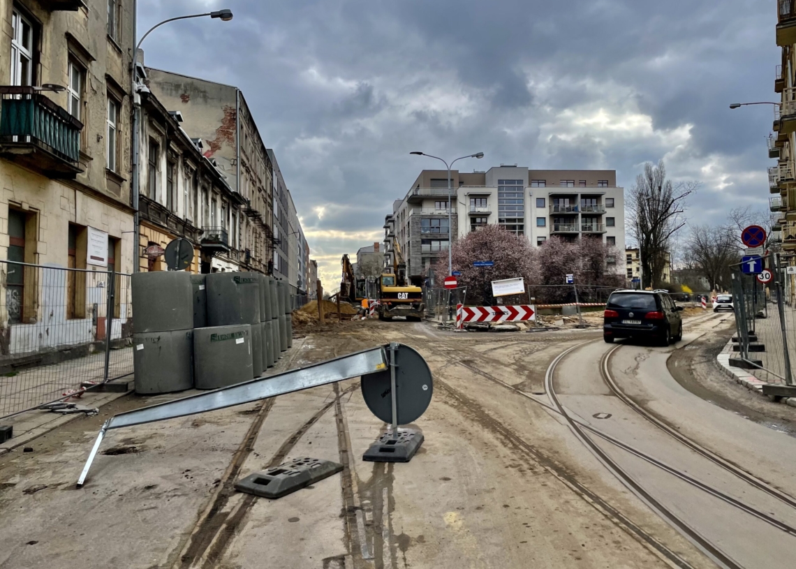 Modernizacja Cmentarnej. Kierowcom coraz trudniej się po niej przemieszczać [ZDJĘCIA]
