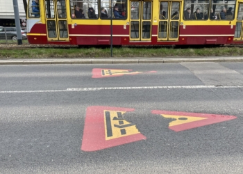 Znaki na Kościuszki, informujące o przejściach dla pieszych, nie przetrwały zimy. Koszt jednego piktogramu to 1,2 tys. zł 2 na Kościuszki
