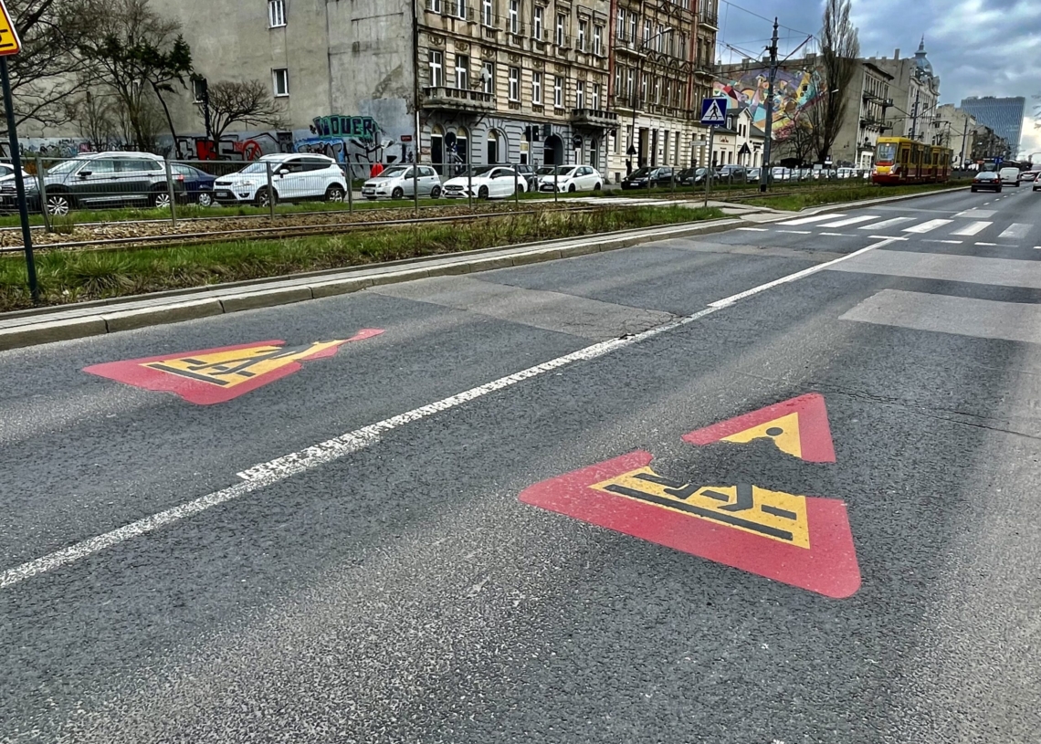 Znaki na Kościuszki, informujące o przejściach dla pieszych, nie przetrwały zimy. Koszt jednego piktogramu to 1,2 tys. zł