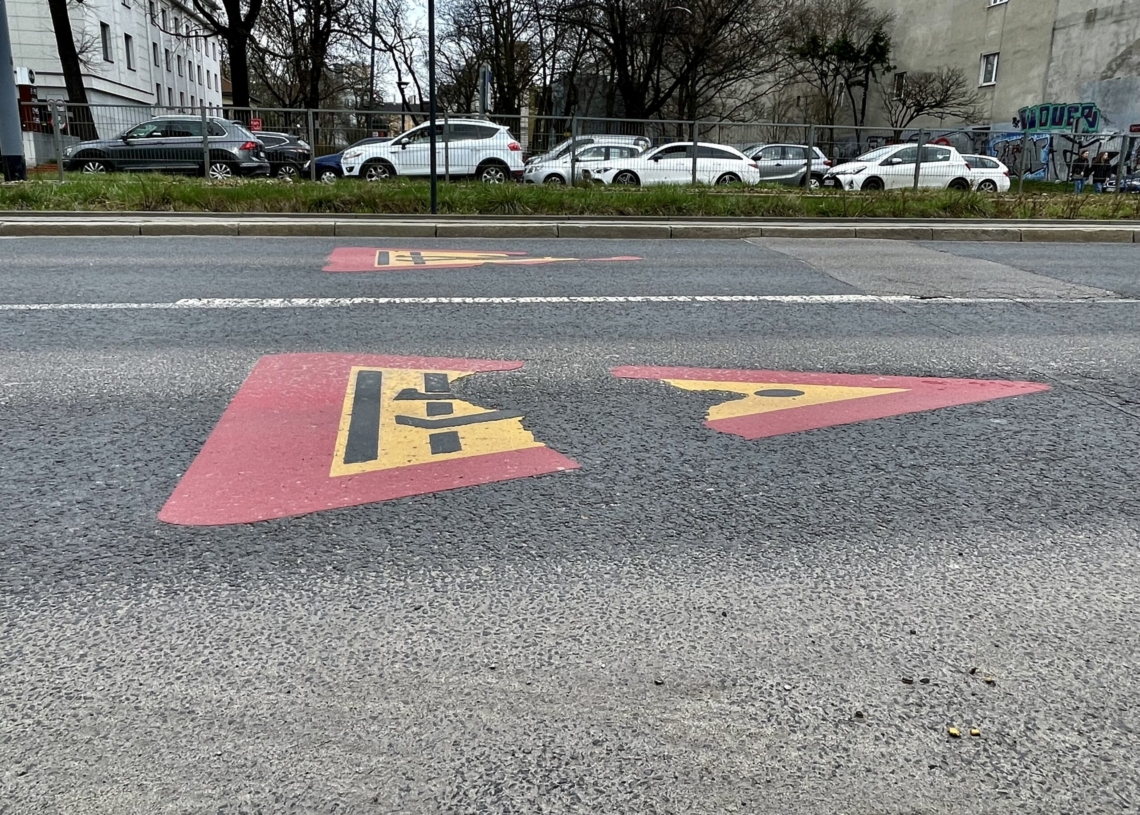 Znaki na Kościuszki, informujące o przejściach dla pieszych, nie przetrwały zimy. Koszt jednego piktogramu to 1,2 tys. zł