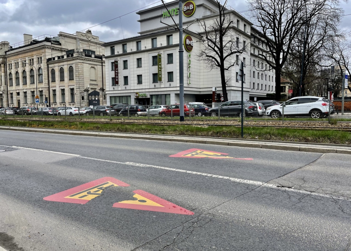 Znaki na Kościuszki, informujące o przejściach dla pieszych, nie przetrwały zimy. Koszt jednego piktogramu to 1,2 tys. zł