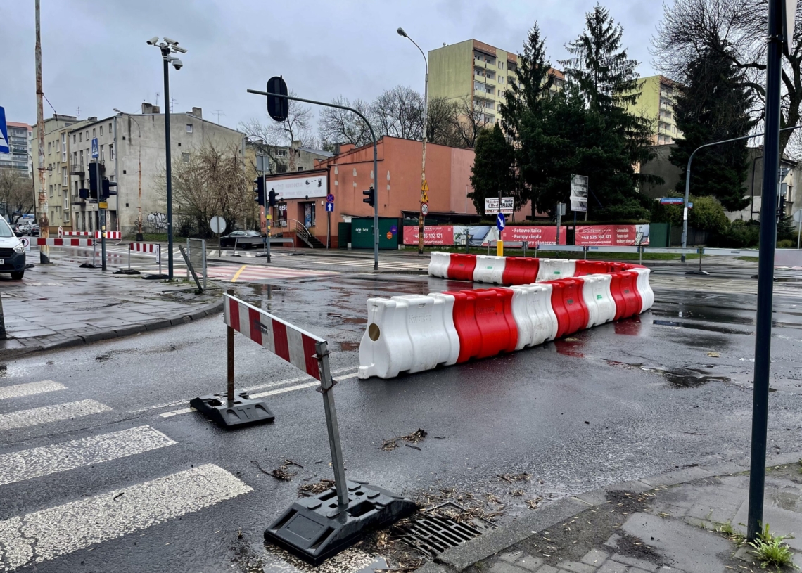 Modernizacja drugiej części Przybyszewskiego trwa od 5 dni. Postęp prac? Sterta piachu na jezdni [ZDJĘCIA + WIDEO]