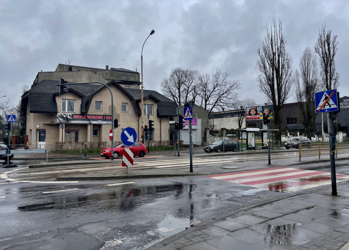 Modernizacja drugiej części Przybyszewskiego trwa od 5 dni. Postęp prac? Sterta piachu na jezdni [ZDJĘCIA + WIDEO]