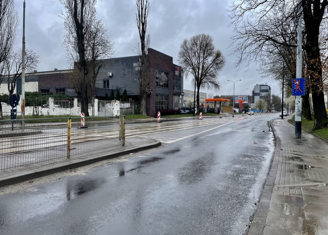 Modernizacja drugiej części Przybyszewskiego trwa od 5 dni. Postęp prac? Sterta piachu na jezdni [ZDJĘCIA + WIDEO]