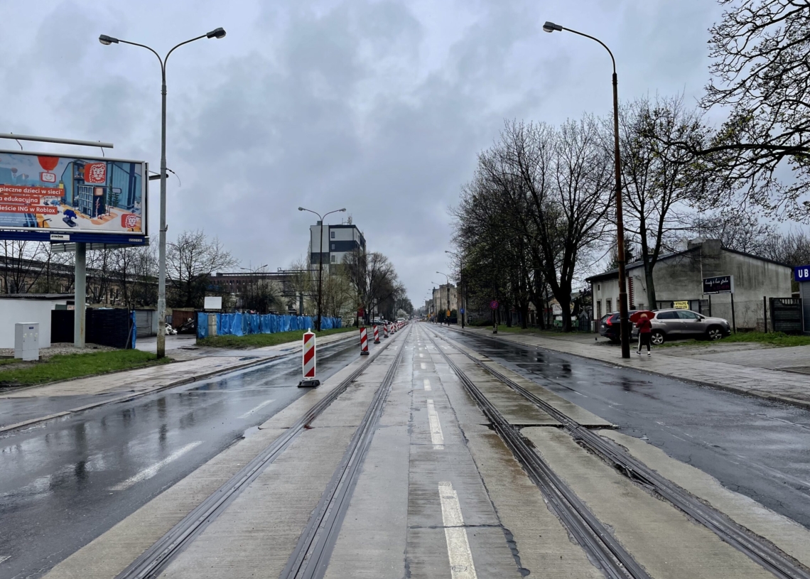 Modernizacja drugiej części Przybyszewskiego trwa od 5 dni. Postęp prac? Sterta piachu na jezdni [ZDJĘCIA + WIDEO]
