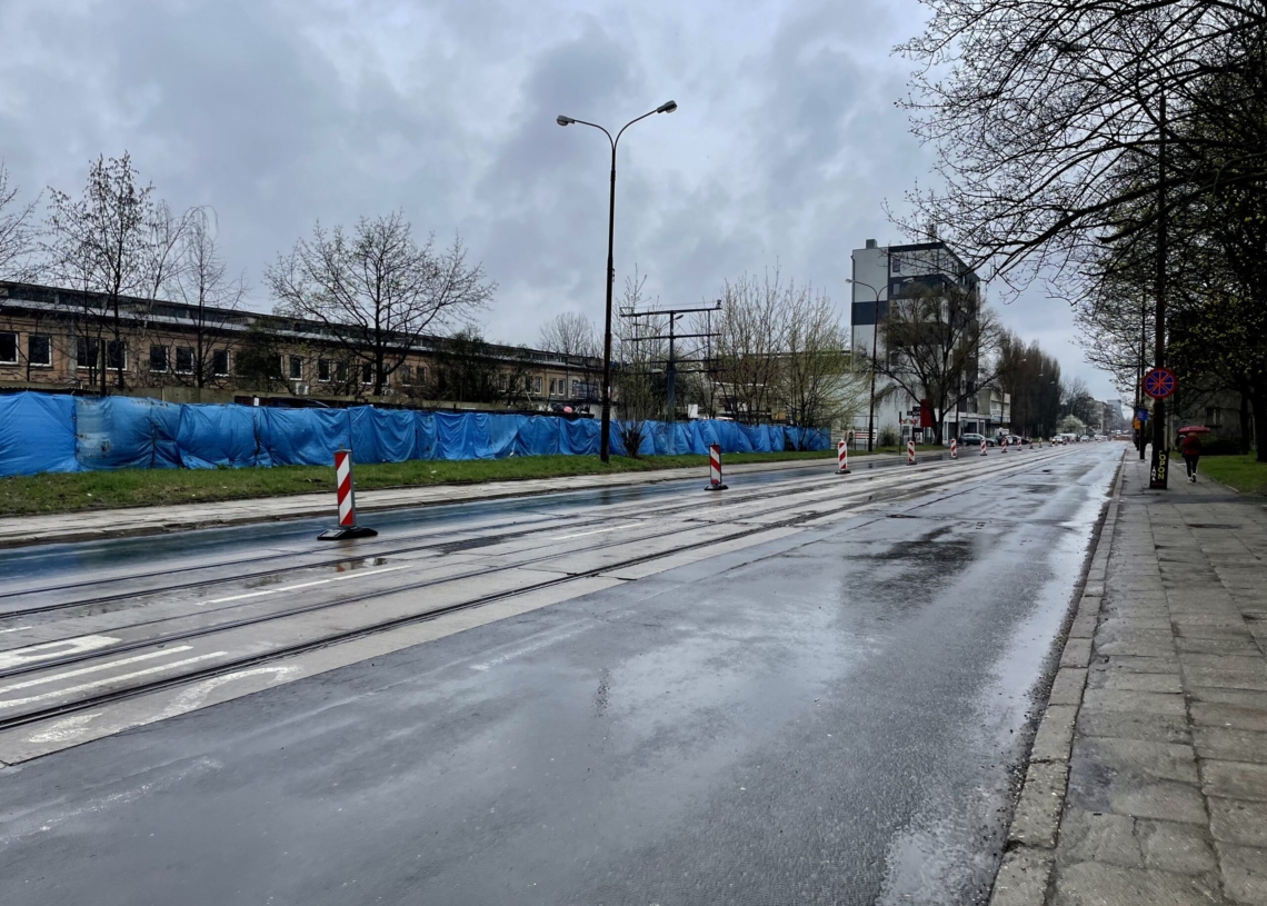 Modernizacja drugiej części Przybyszewskiego trwa od 5 dni. Postęp prac? Sterta piachu na jezdni [ZDJĘCIA + WIDEO]