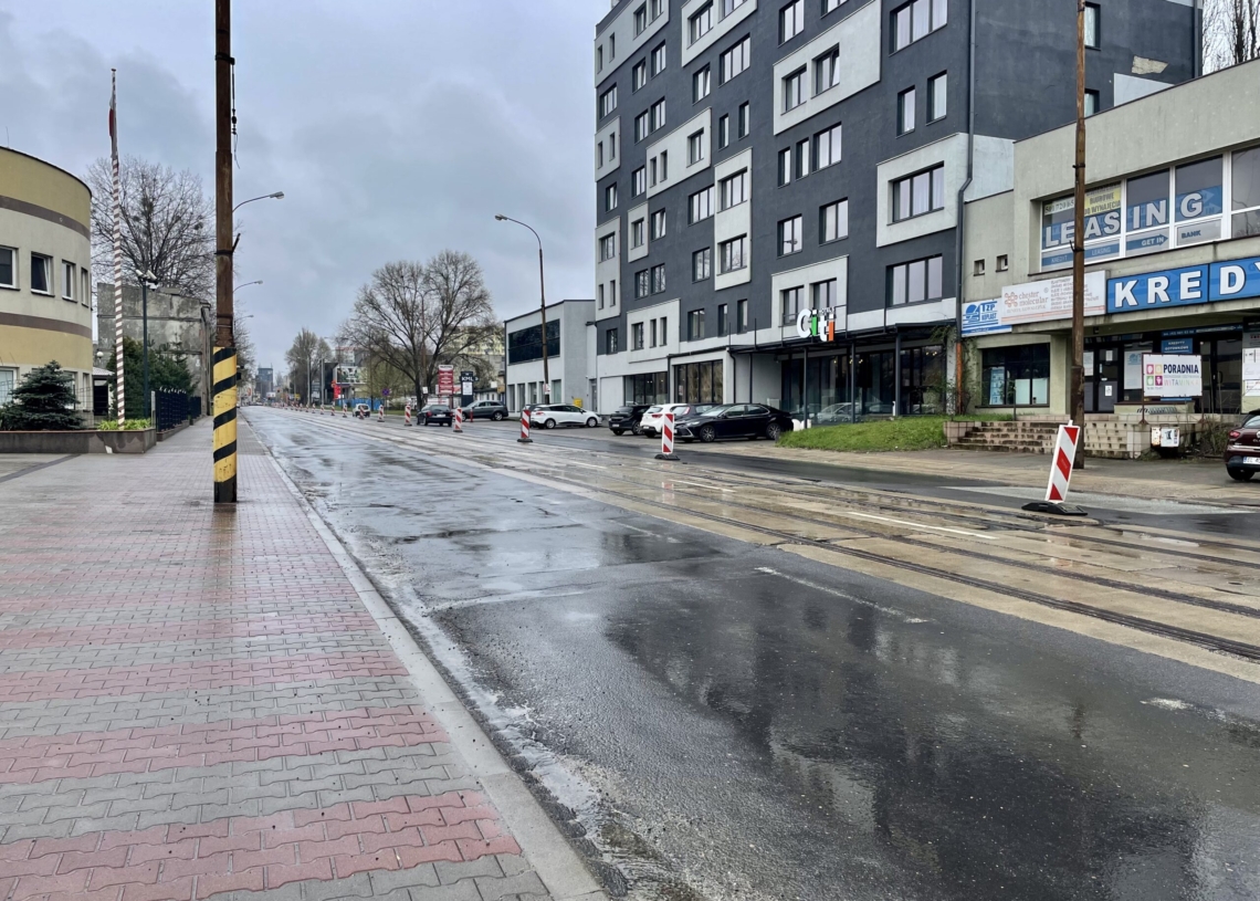 Modernizacja drugiej części Przybyszewskiego trwa od 5 dni. Postęp prac? Sterta piachu na jezdni [ZDJĘCIA + WIDEO]