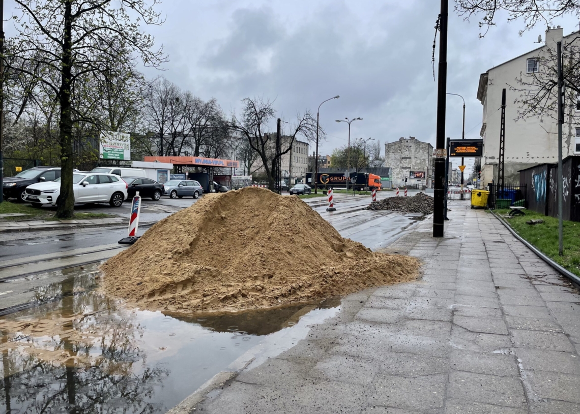 Modernizacja drugiej części Przybyszewskiego trwa od 5 dni. Postęp prac? Sterta piachu na jezdni [ZDJĘCIA + WIDEO]