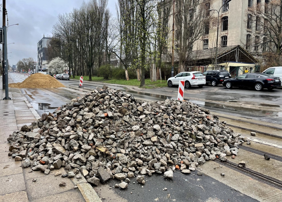 Modernizacja drugiej części Przybyszewskiego trwa od 5 dni. Postęp prac? Sterta piachu na jezdni [ZDJĘCIA + WIDEO]