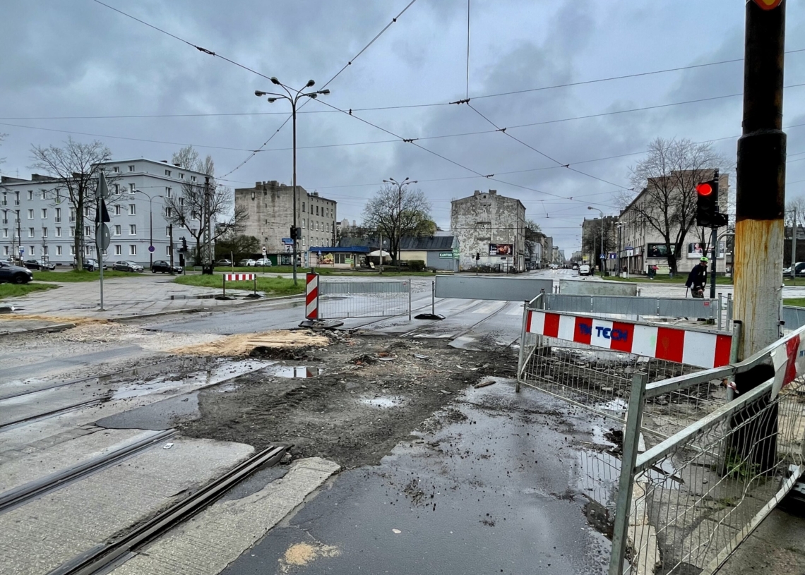 Modernizacja drugiej części Przybyszewskiego trwa od 5 dni. Postęp prac? Sterta piachu na jezdni [ZDJĘCIA + WIDEO]