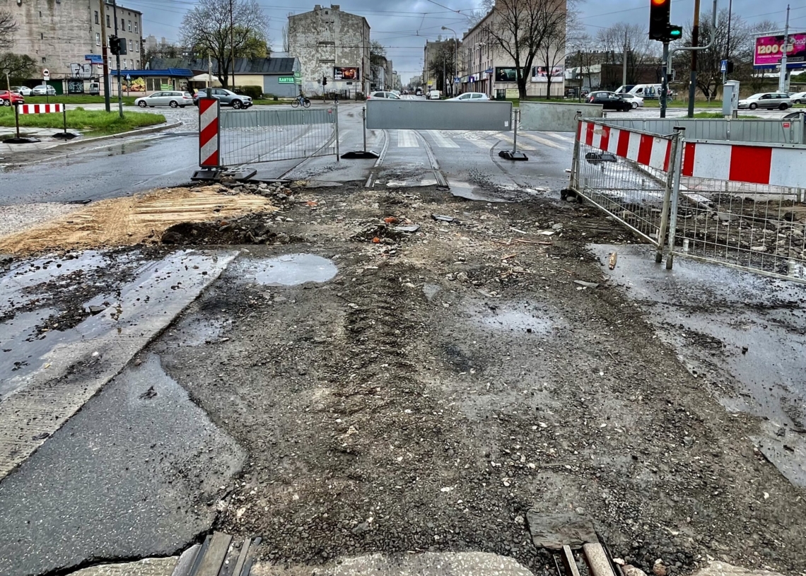 Modernizacja drugiej części Przybyszewskiego trwa od 5 dni. Postęp prac? Sterta piachu na jezdni [ZDJĘCIA + WIDEO]