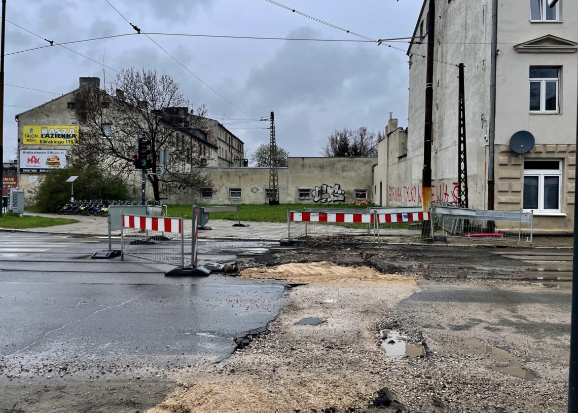 Modernizacja drugiej części Przybyszewskiego trwa od 5 dni. Postęp prac? Sterta piachu na jezdni [ZDJĘCIA + WIDEO]