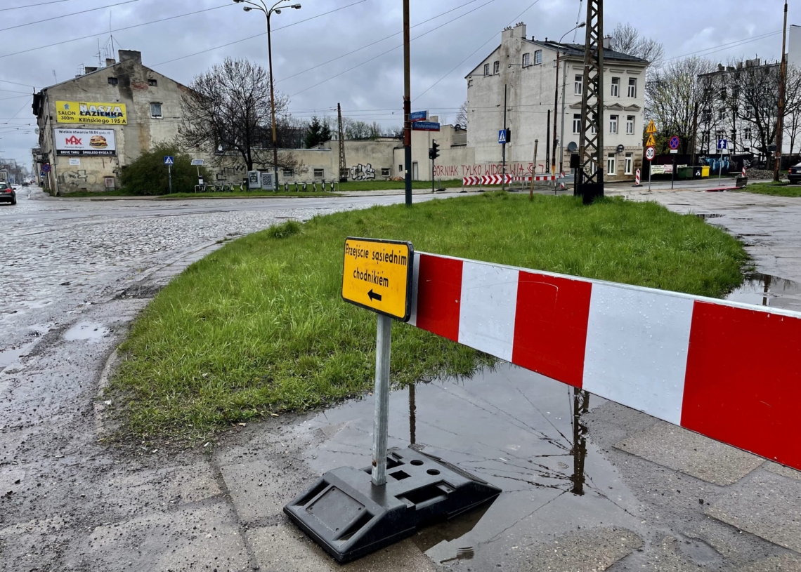 Modernizacja drugiej części Przybyszewskiego trwa od 5 dni. Postęp prac? Sterta piachu na jezdni [ZDJĘCIA + WIDEO]