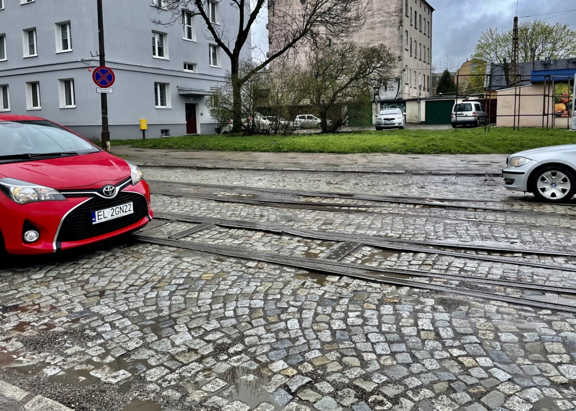 Modernizacja drugiej części Przybyszewskiego trwa od 5 dni. Postęp prac? Sterta piachu na jezdni [ZDJĘCIA + WIDEO]