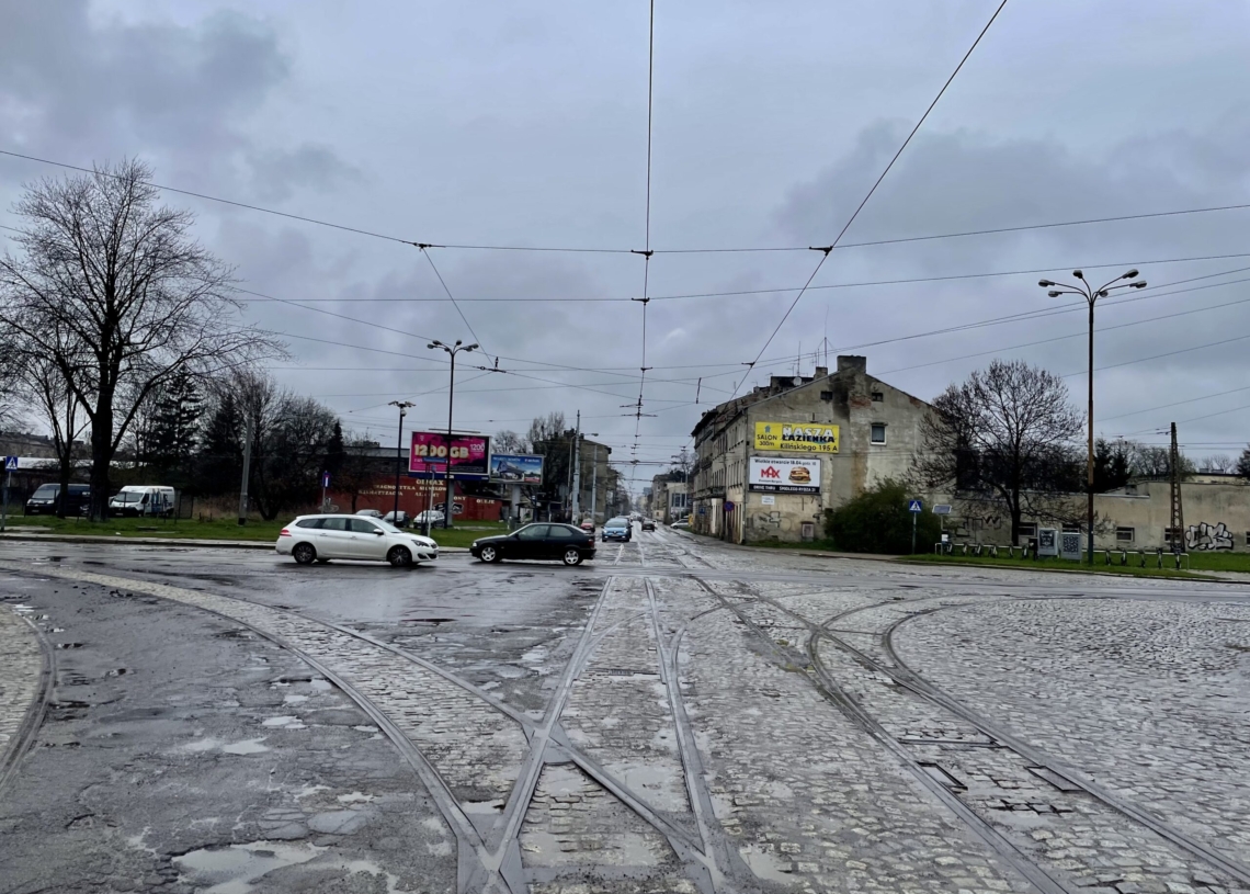 Modernizacja drugiej części Przybyszewskiego trwa od 5 dni. Postęp prac? Sterta piachu na jezdni [ZDJĘCIA + WIDEO]