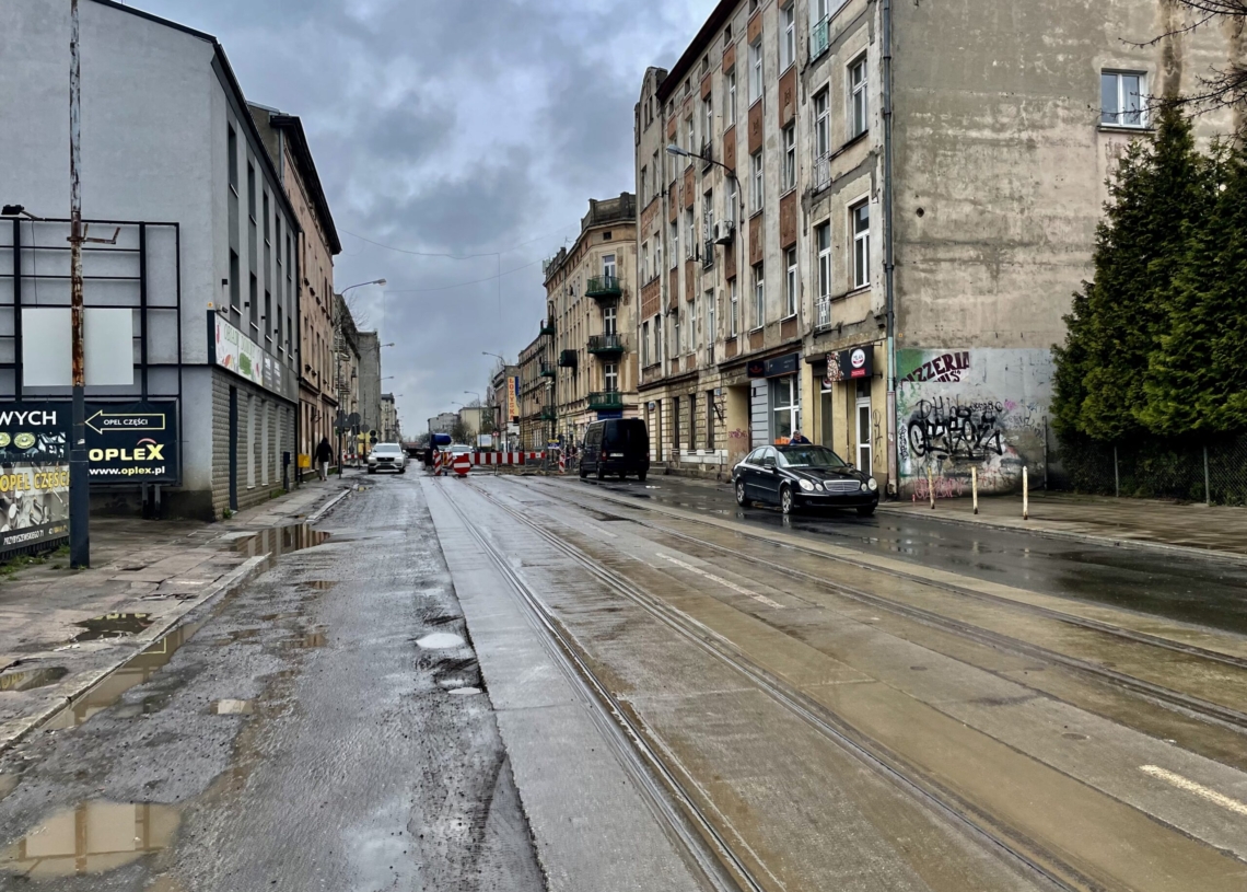 Minęło 90 dni od rozpoczęcia modernizacji pierwszej części Przybyszewskiego. Jak postępują prace? [ZDJĘCIA + WIDEO]