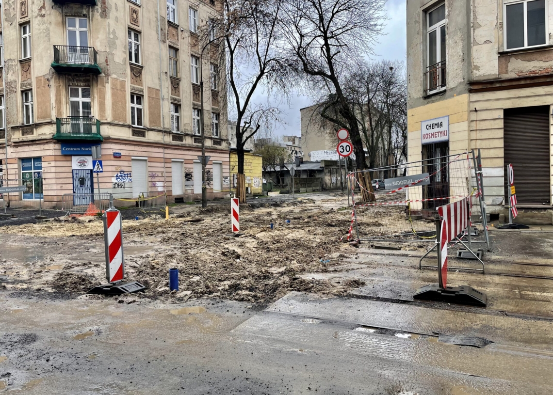 Minęło 90 dni od rozpoczęcia modernizacji pierwszej części Przybyszewskiego. Jak postępują prace? [ZDJĘCIA + WIDEO]