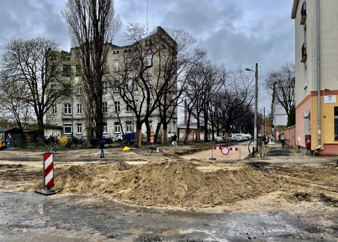 Minęło 90 dni od rozpoczęcia modernizacji pierwszej części Przybyszewskiego. Jak postępują prace? [ZDJĘCIA + WIDEO]