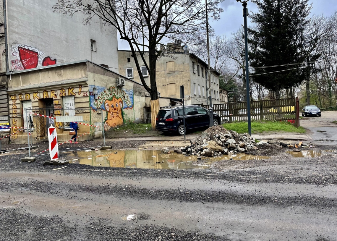 Minęło 90 dni od rozpoczęcia modernizacji pierwszej części Przybyszewskiego. Jak postępują prace? [ZDJĘCIA + WIDEO]