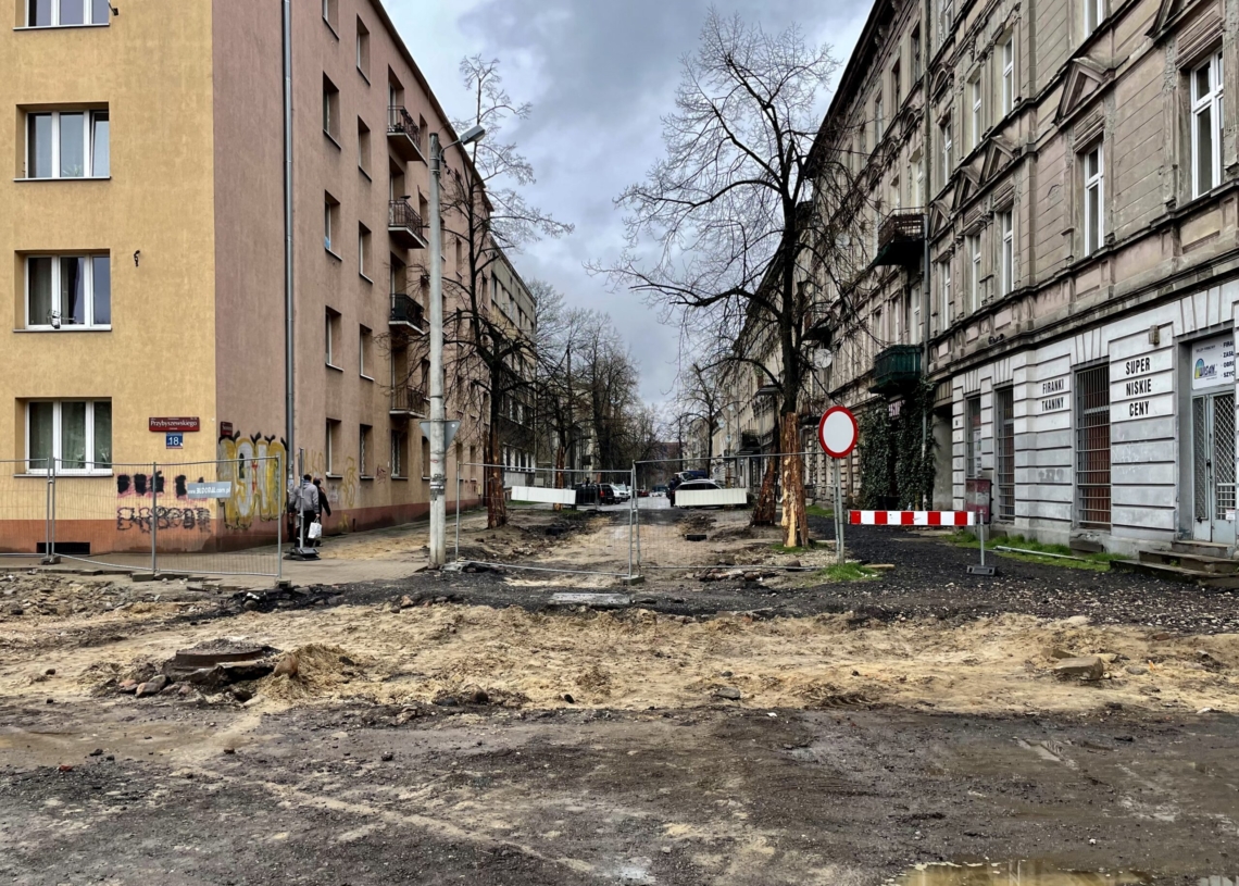 Minęło 90 dni od rozpoczęcia modernizacji pierwszej części Przybyszewskiego. Jak postępują prace? [ZDJĘCIA + WIDEO]