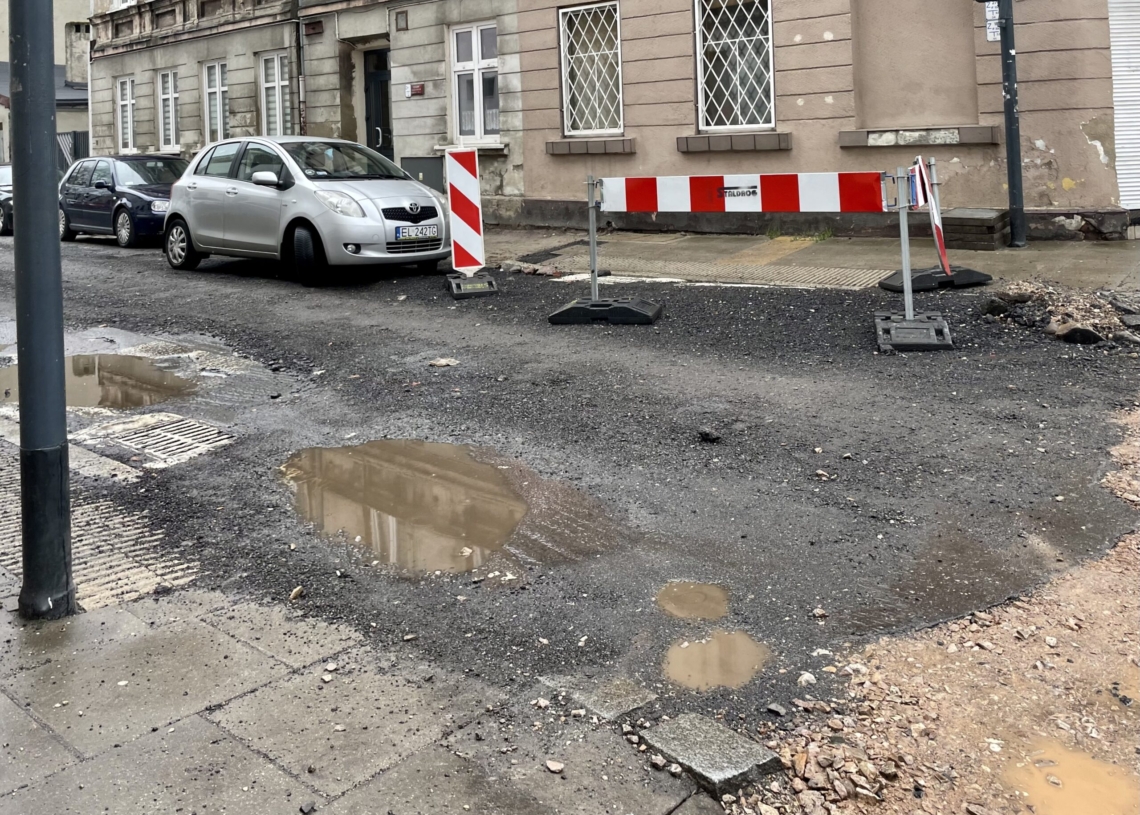 Minęło 90 dni od rozpoczęcia modernizacji pierwszej części Przybyszewskiego. Jak postępują prace? [ZDJĘCIA + WIDEO]