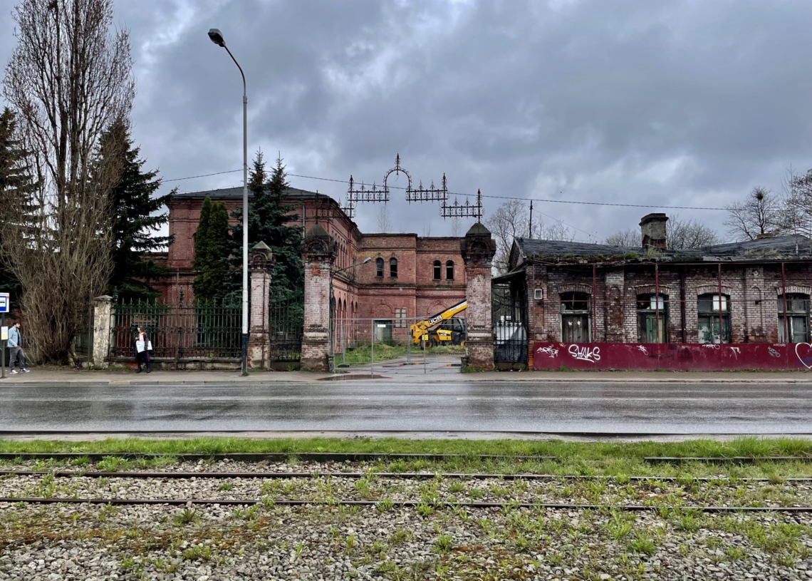 Trwa rozbiórka kamienicy przy Kilińskiego 49. Tramwaje mają powrócić 6 maja [ZDJĘCIA]