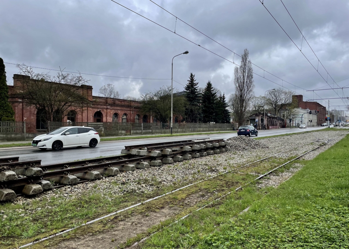 Trwa rozbiórka kamienicy przy Kilińskiego 49. Tramwaje mają powrócić 6 maja [ZDJĘCIA]