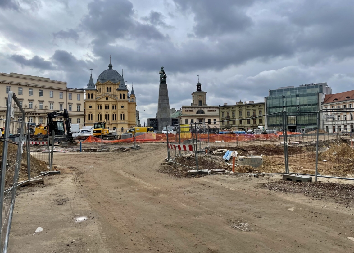 Modernizacja Placu Wolności. Według ZIM zaawansowanie robót jest na poziomie 60 proc. A jaki faktycznie jest postęp prac? [ZDJĘCIA + WIDEO]