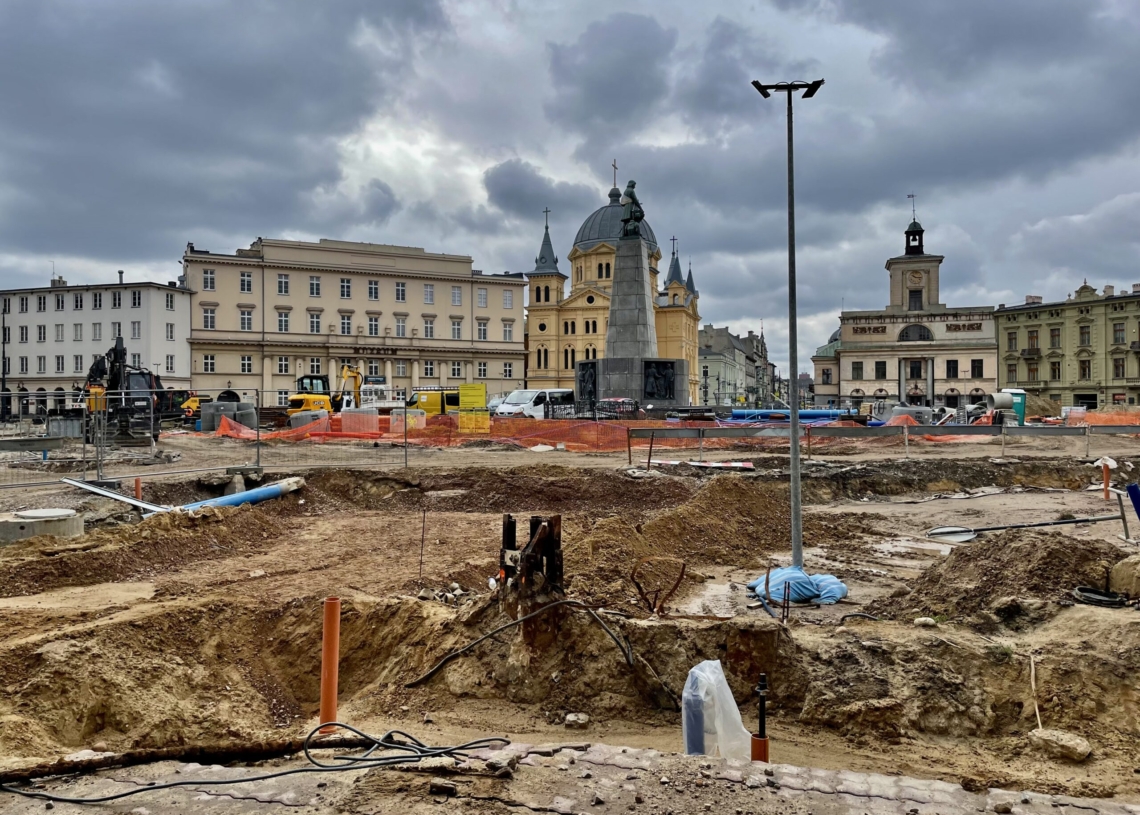 Modernizacja Placu Wolności. Według ZIM zaawansowanie robót jest na poziomie 60 proc. A jaki faktycznie jest postęp prac? [ZDJĘCIA + WIDEO]