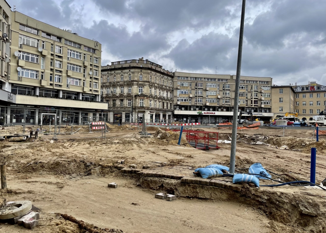 Modernizacja Placu Wolności. Według ZIM zaawansowanie robót jest na poziomie 60 proc. A jaki faktycznie jest postęp prac? [ZDJĘCIA + WIDEO]