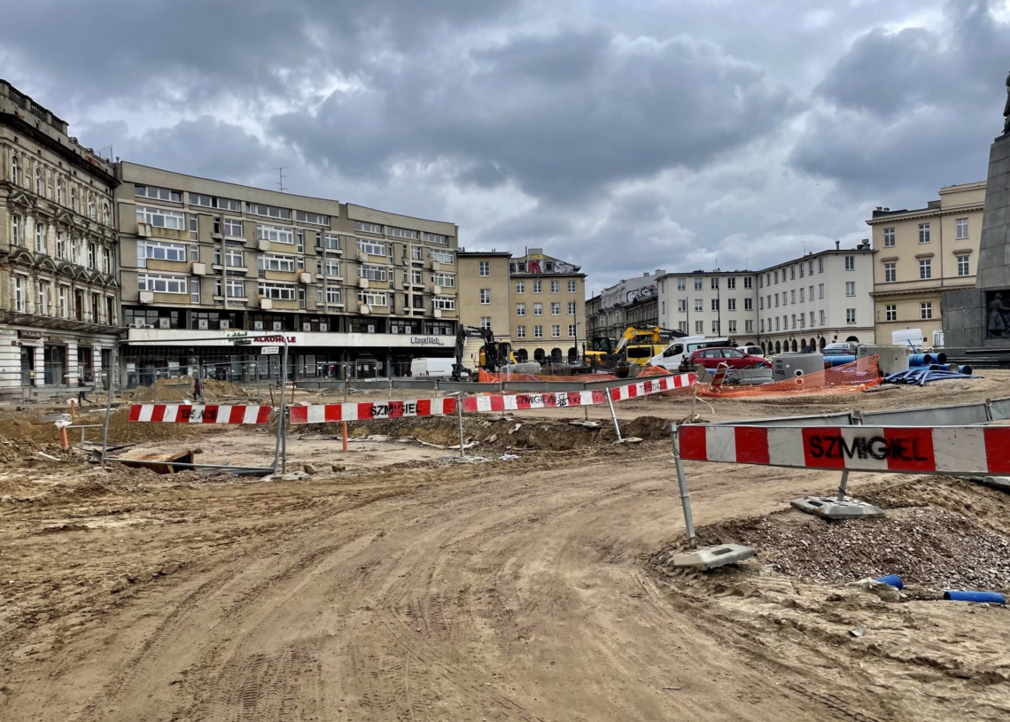 Modernizacja Placu Wolności. Według ZIM zaawansowanie robót jest na poziomie 60 proc. A jaki faktycznie jest postęp prac? [ZDJĘCIA + WIDEO]