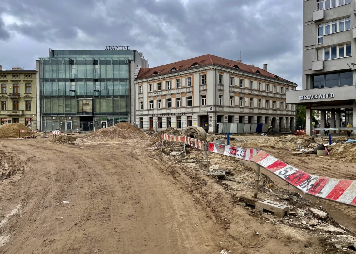 Modernizacja Placu Wolności. Według ZIM zaawansowanie robót jest na poziomie 60 proc. A jaki faktycznie jest postęp prac? [ZDJĘCIA + WIDEO]