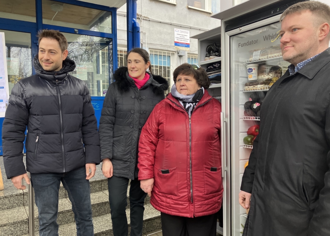 Kolejna łódzka, społeczna lodówka stanęła przy Ćwiklińskiej 5A