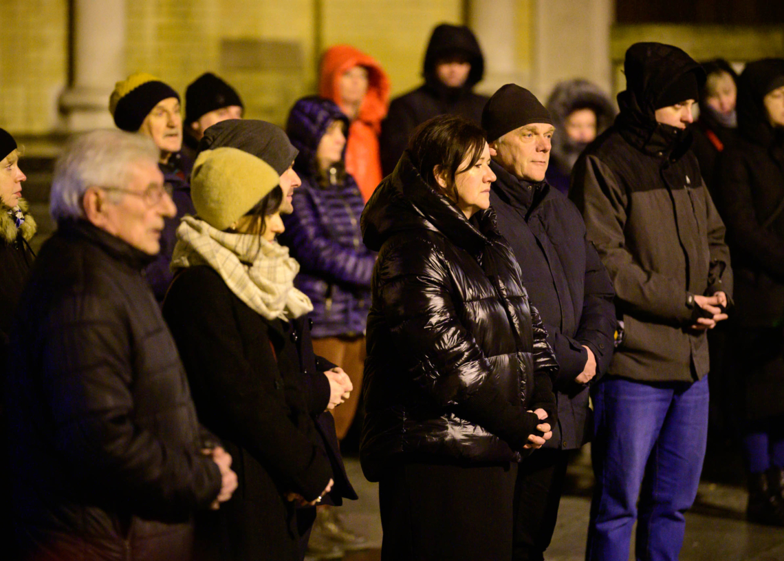 18. rocznica śmierci Jana Pawła II - nocne czuwanie przed pomnikiem Ojca Świętego w Łodzi