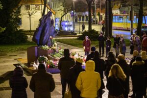18. rocznica śmierci Jana Pawła II - nocne czuwanie przed pomnikiem Ojca Świętego w Łodzi