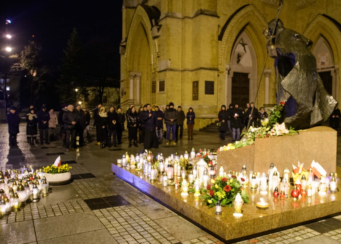 18. rocznica śmierci Jana Pawła II - nocne czuwanie przed pomnikiem Ojca Świętego w Łodzi