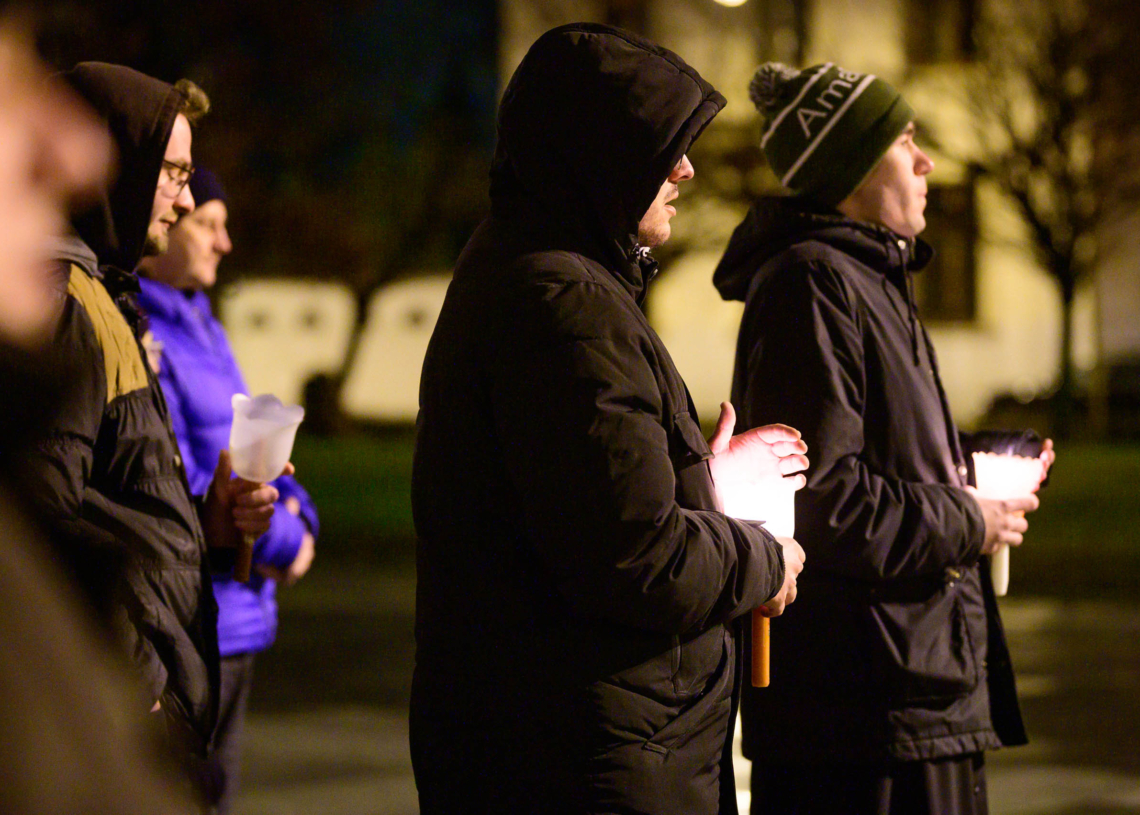 18. rocznica śmierci Jana Pawła II - nocne czuwanie przed pomnikiem Ojca Świętego w Łodzi