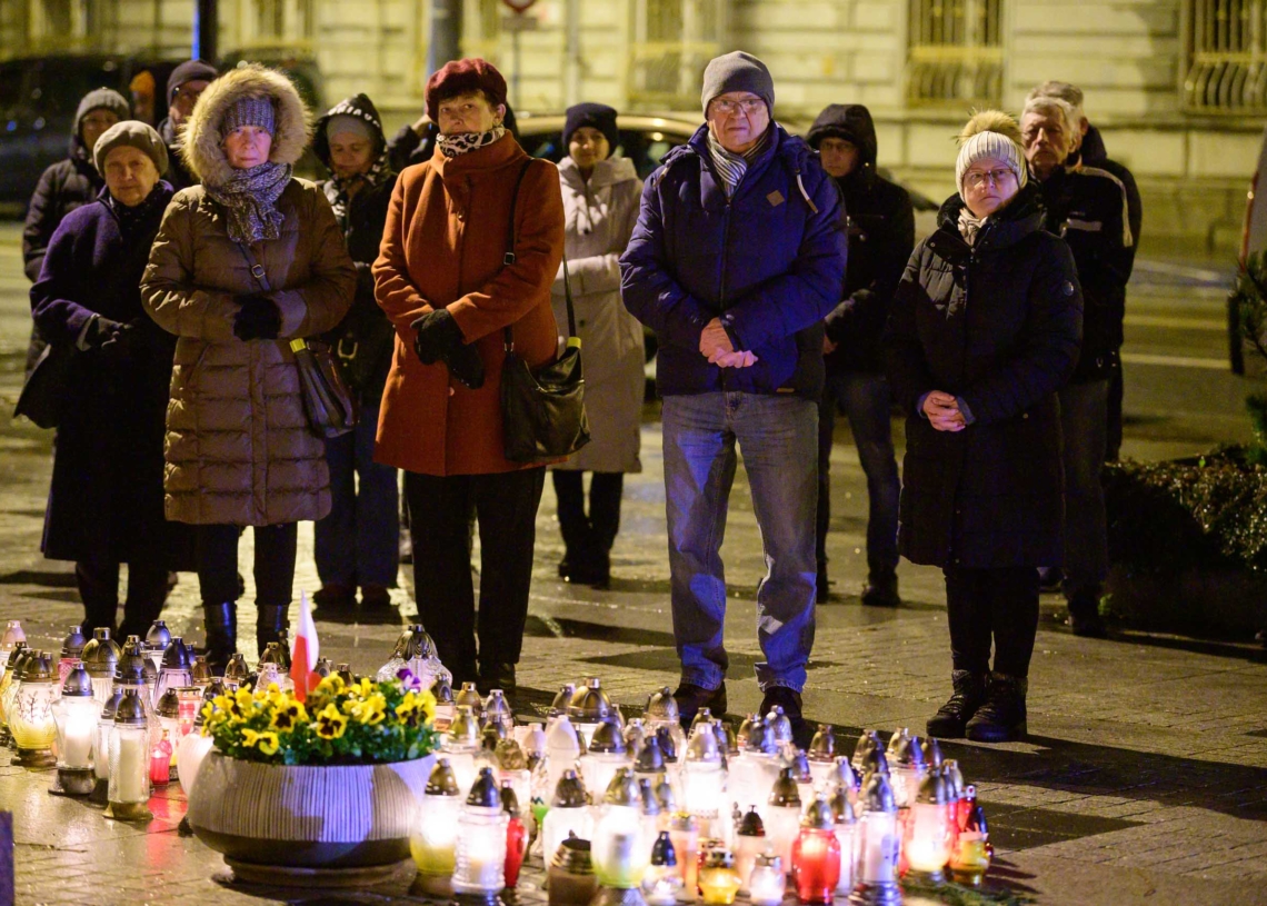 18. rocznica śmierci Jana Pawła II - nocne czuwanie przed pomnikiem Ojca Świętego w Łodzi