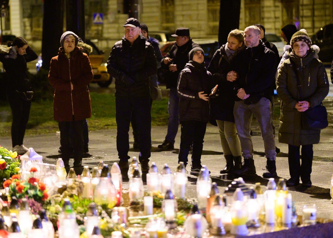 18. rocznica śmierci Jana Pawła II - nocne czuwanie przed pomnikiem Ojca Świętego w Łodzi