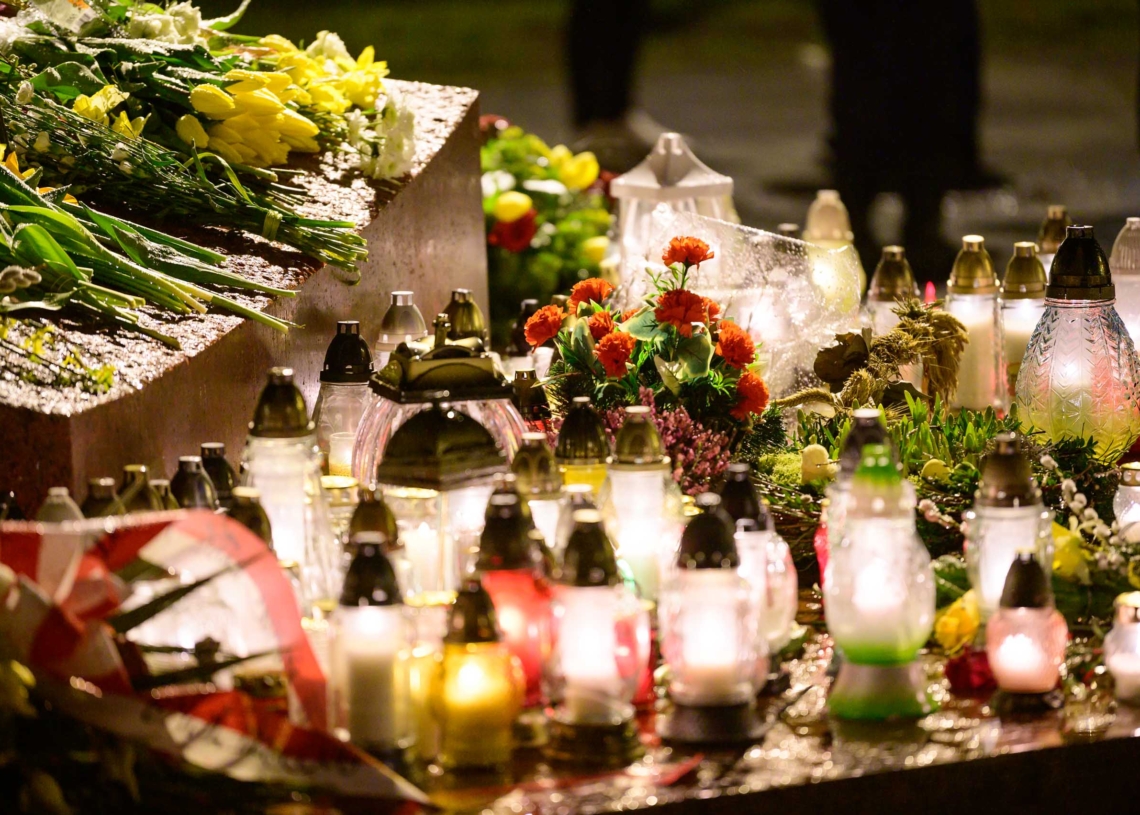 18. rocznica śmierci Jana Pawła II - nocne czuwanie przed pomnikiem Ojca Świętego w Łodzi