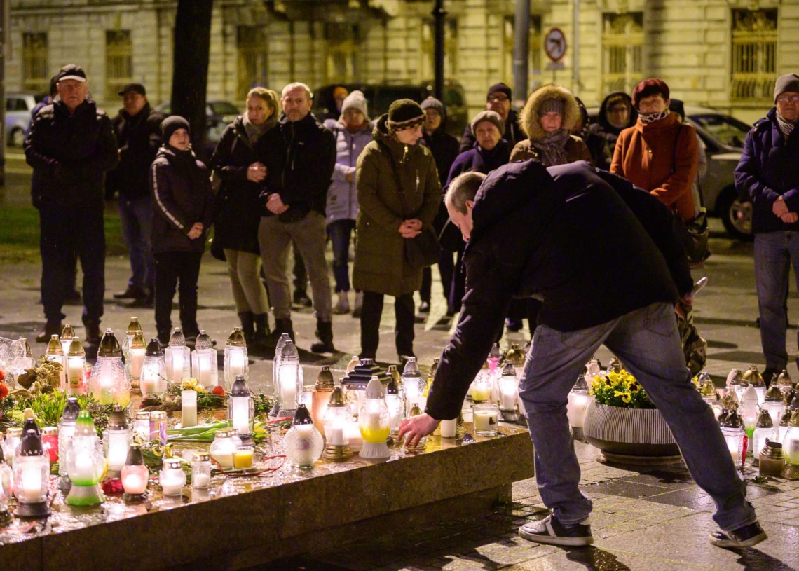 18. rocznica śmierci Jana Pawła II - nocne czuwanie przed pomnikiem Ojca Świętego w Łodzi